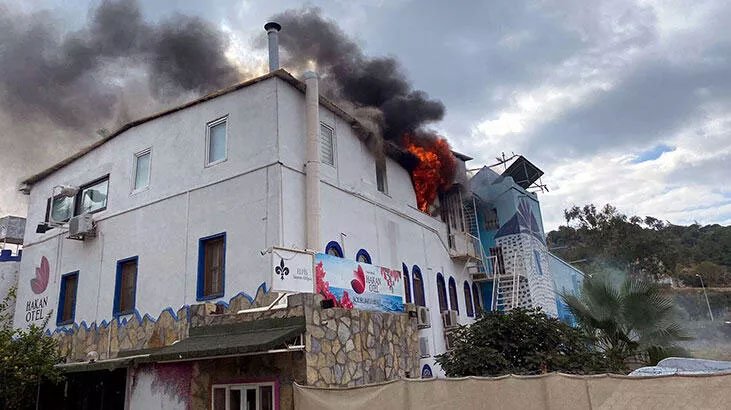 Bodrum’da otelin çatı katında yangın Bodrum’da otelin çatı katında yangın
