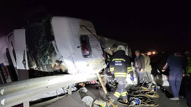 Devrilen TIR’daki 2 kardeş öldü