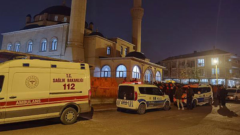 Bursa'nın İnegöl ilçesinde cami duvarından düşen bir kişi hayatını kaybetti.
