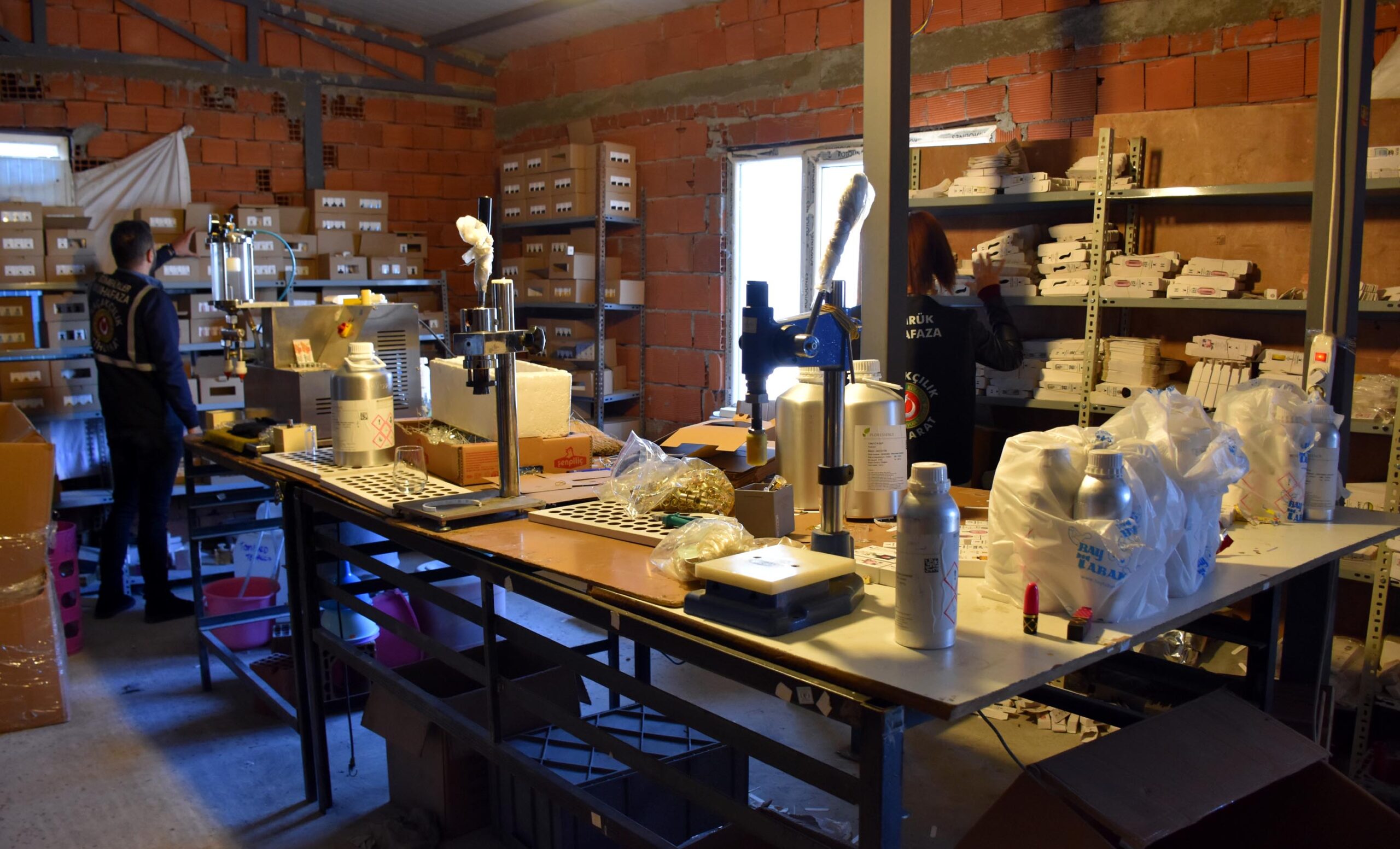 Bursa’da şok baskın! Çok sayıda sahte parfüm ve makyaj malzemesi…