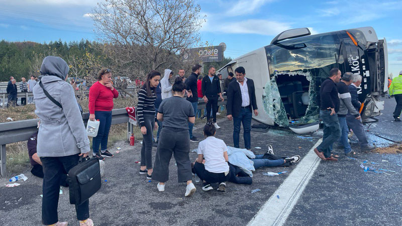 Yolcu otobüsü devrildi! 3 ölü, 16 yaralı