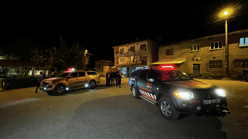 Uludağ'ın zirve bölgesinden atlayıp zorunlu iniş yaptıkları kayalıklarda mahsur kalan