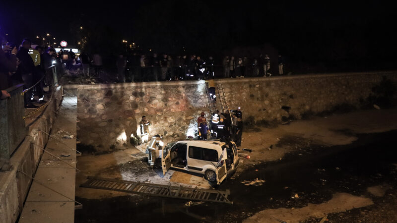 Bursa'nın Osmangazi ilçesinde hafif ticari aracın dereye devrilmesi sonucu yaralanan