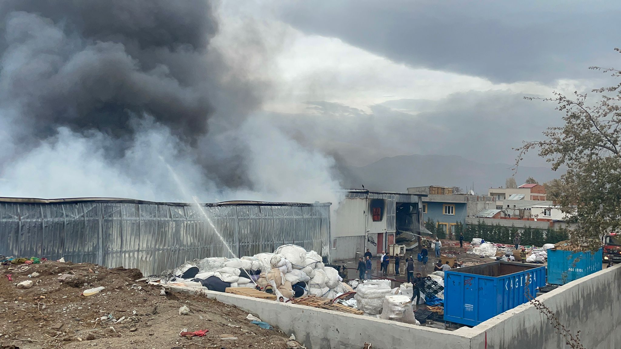 Bursa’da büyük yangın! Kontrol altına alındı