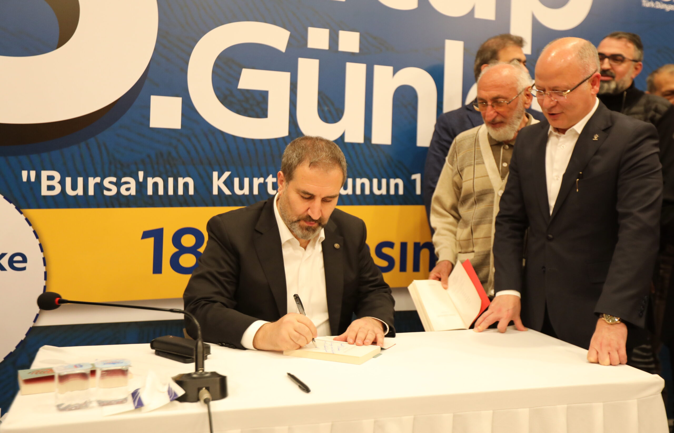 AK Parti Genel Başkan Yardımcısı Şen, ‘Bursa Kitap Günleri’nde söyleşiye katıldı