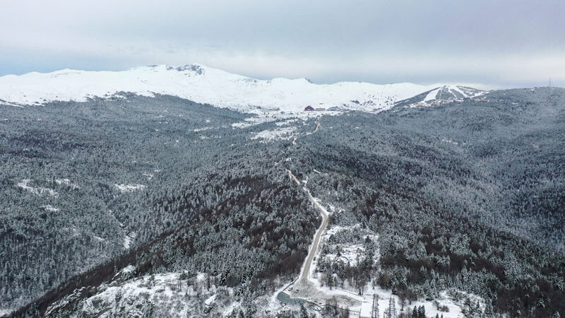 Uludağ’dan muhteşem görüntüler Türkiye'nin kayak ve kış turizminin önemli merkezlerinden Uludağ, kar yağışları