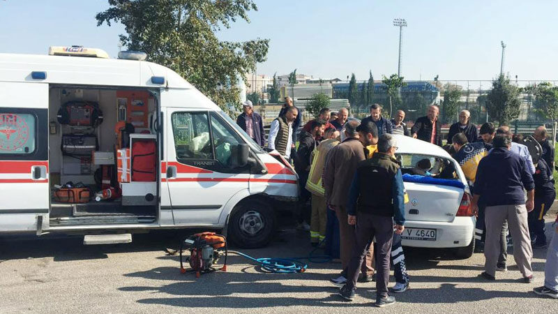 Bursa’da kırmızı ışıkta facia: 1 ölü Bursa’nın Karacabey ilçesinde kırmızı ışıkta geçen otomobil sürücüsü ambulansla çarpıştı.