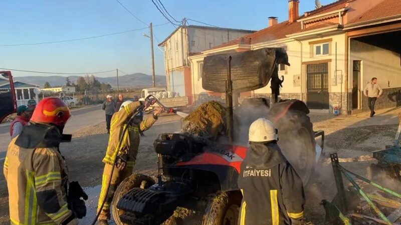 Bursa'nın Yenişehir ilçesinde park halindeki traktör alev alev yandı. Yangında