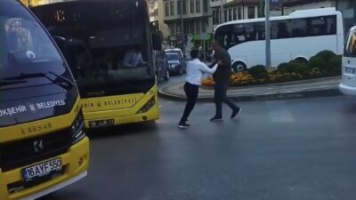 Bursa’da trafikte sinirler gergin…Yol verme yüzünden bıçak çekti