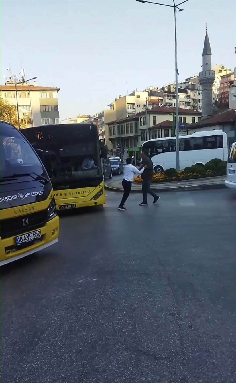 Bursa’da trafikte sinirler gergin…Yol verme yüzünden bıçak çekti