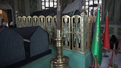 Bursa’da yıllardır depolarda tutuluyordu! 300 yıllık mumlar yerine kondu