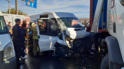 İzmir’de feci kaza: 1’i ağır 6 cezaevi personeli yaralı