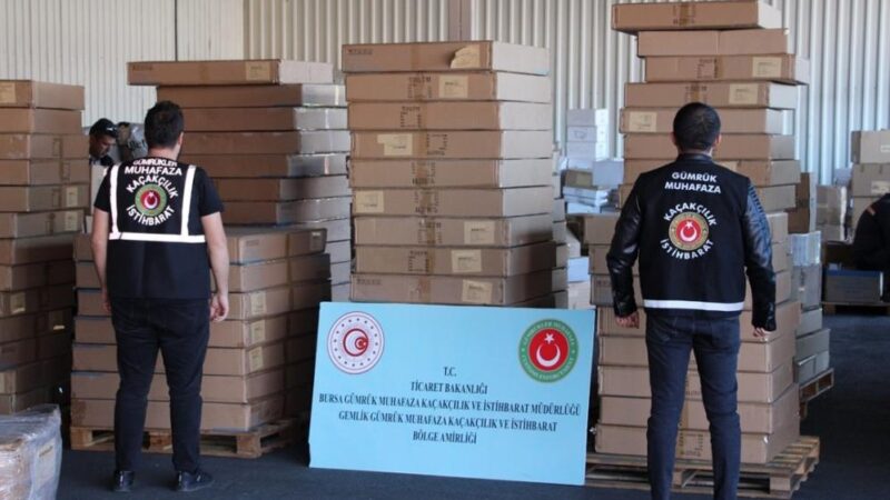 Bursa'nın Gemlik ilçesinde milyonluk kaçak ürünleri Türkiye'ye yedek parça olarak