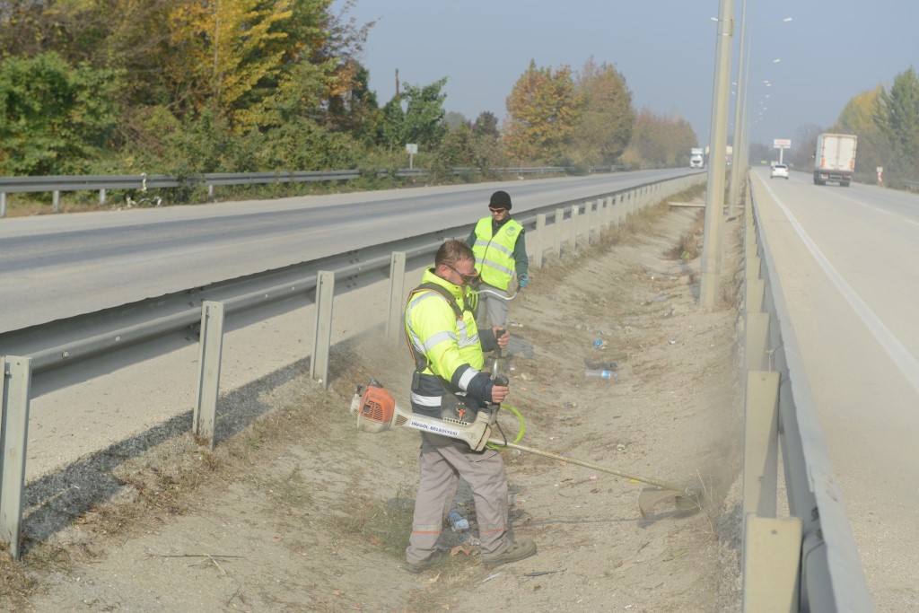 Bursa-Ankara karayolunda temizlik harekatı Bursa-Ankara karayolunda temizlik harekatı