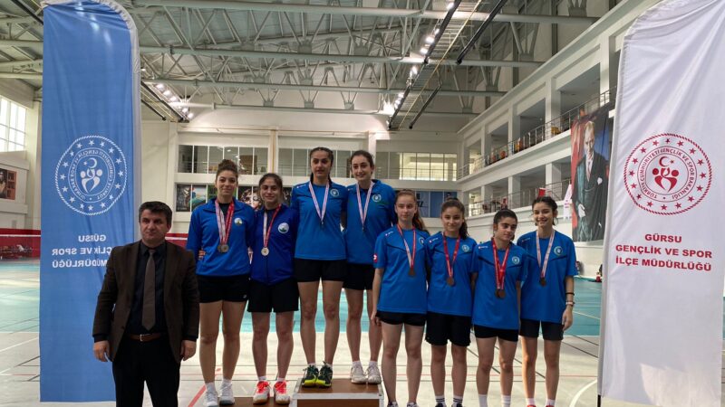 Osmangazili badmintonculardan çifte başarı Osmangazi Belediyespor Badminton Takımı sporcuları, Bursa’da düzenlenen U19 Yaş Altı