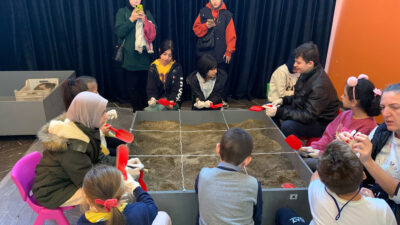 Minik arkeologlar iş başında