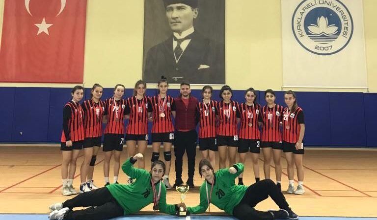 Osmangazili sultanlardan önemli galibiyet Osmangazi Belediyespor’un sultanları, Kırklareli’nde düzenlenen 2. Lig Hentbol Cumhuriyet Kupası’nda