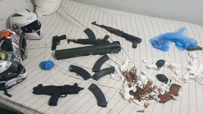 Cephanelik gibi eve baskın! Lav silahı, suikast silahı, el bombası…