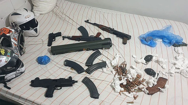 Cephanelik gibi eve baskın! Lav silahı, suikast silahı, el bombası…