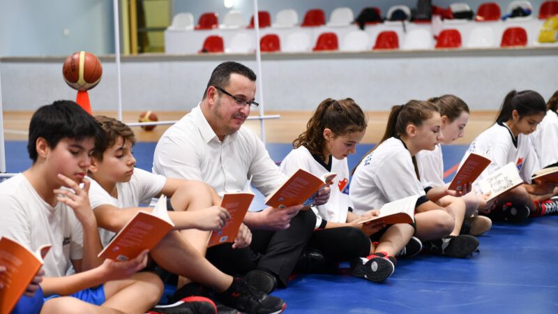 Bursa Mustafakemalpaşa’da önce kitap sonra spor Öğrencilerin okuma alışkanlığı kazanmaları için binlerce Türk ve dünya klasikleri
