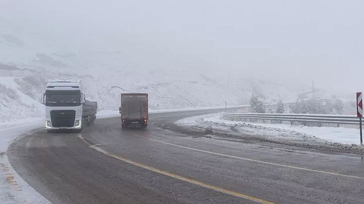Bölgede kar kalınlığı 15 santimetreye ulaştı! Göz gözü görmüyor