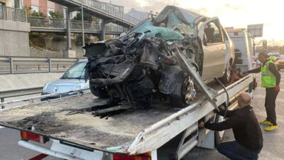 Feci kaza! Bariyerlere çarpan araçtaki 2 iki kişi ağrı yaralı