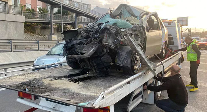 Feci kaza! Bariyerlere çarpan araçtaki 2 iki kişi ağrı yaralı