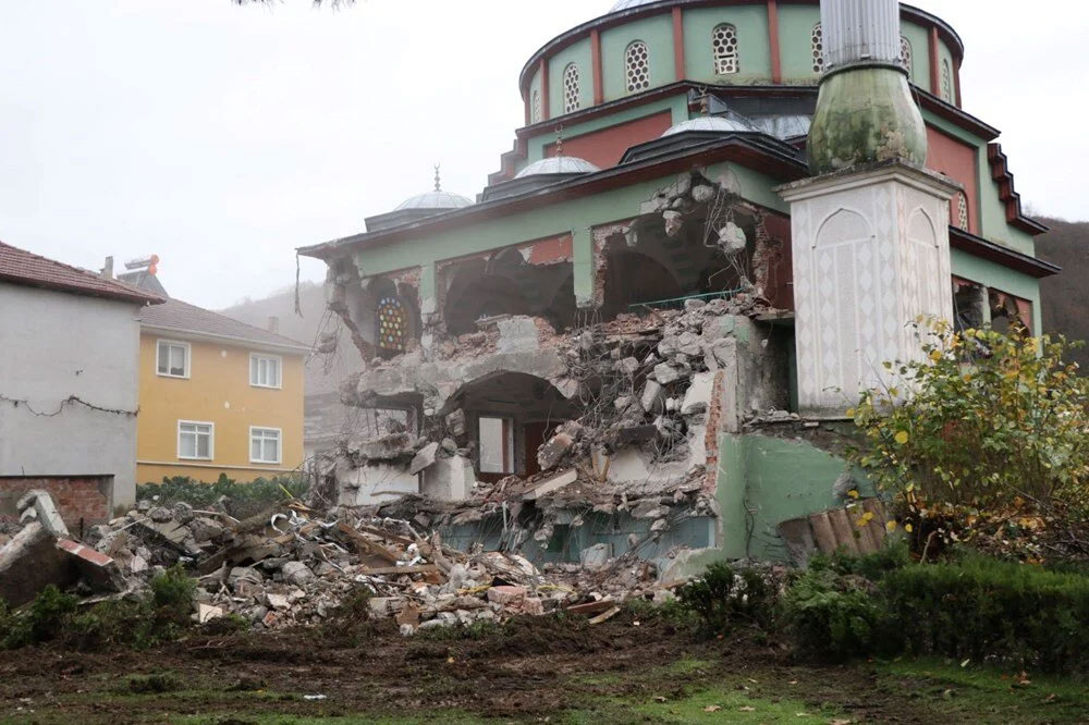 Düzce’de depremde hasar gören Sarıdere Köyü Camisi yıkılıyor