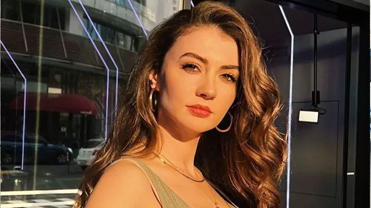 Dekolteli pozuyla beğeni topladı! Dekolteli pozuyla beğeni topladı!