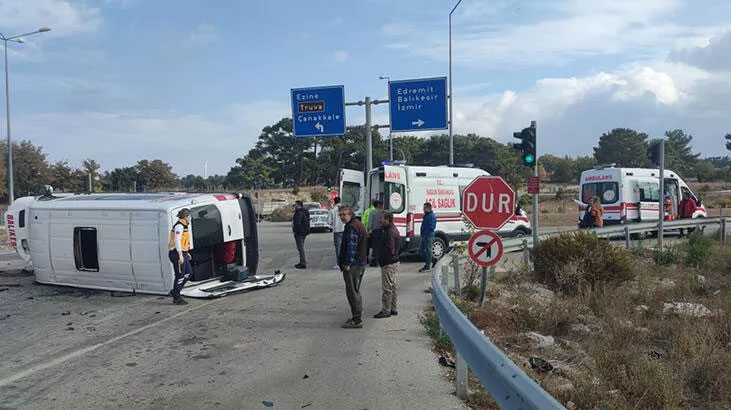 Yolcu minibüsü ile otomobil çarpıştı! 6 kişi yaralandı