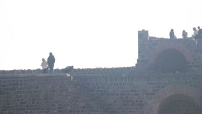 Tehlikenin ucunda fotoğraf çılgınlığı! 5 bin yıllık surlarda akılalmaz anlar