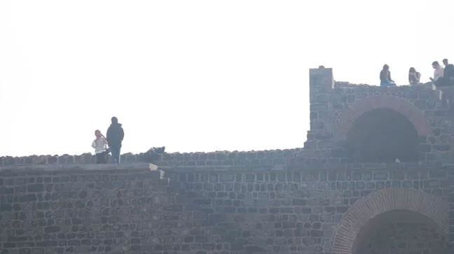 Tehlikenin ucunda fotoğraf çılgınlığı! 5 bin yıllık surlarda akılalmaz anlar