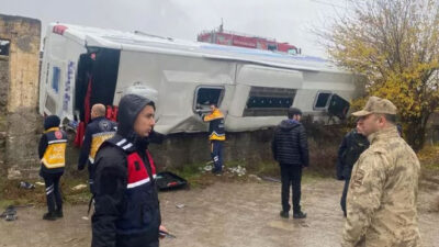 Yolcu otobüsü devrildi! Çok sayıda yaralı var