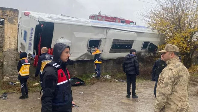 Yolcu otobüsü devrildi! Çok sayıda yaralı var Yolcu otobüsü devrildi! Çok sayıda yaralı var