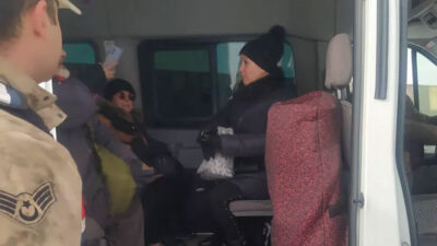 Geziye giderken karda mahsur kalan turistler kurtarıldı