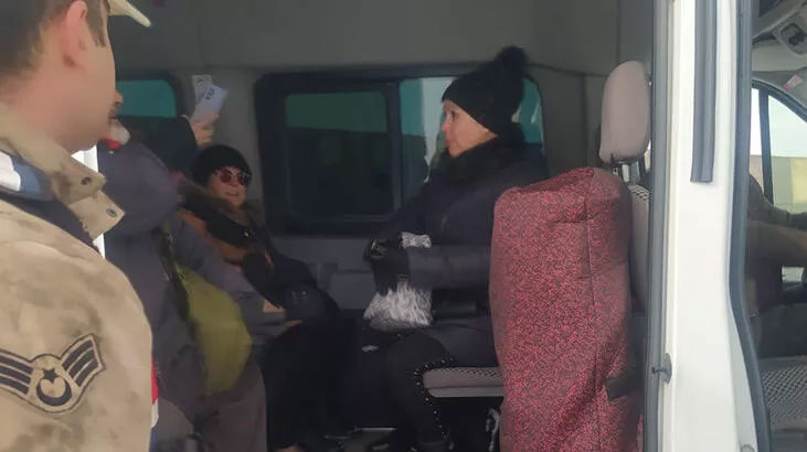 Geziye giderken karda mahsur kalan turistler kurtarıldı Geziye giderken karda mahsur kalan turistler kurtarıldı