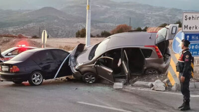 Kütahya’da otomobiller çarpıştı! Ölü ve yaralılar var
