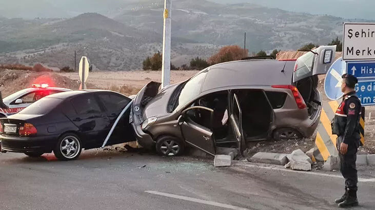 Kütahya’da otomobiller çarpıştı! Ölü ve yaralılar var