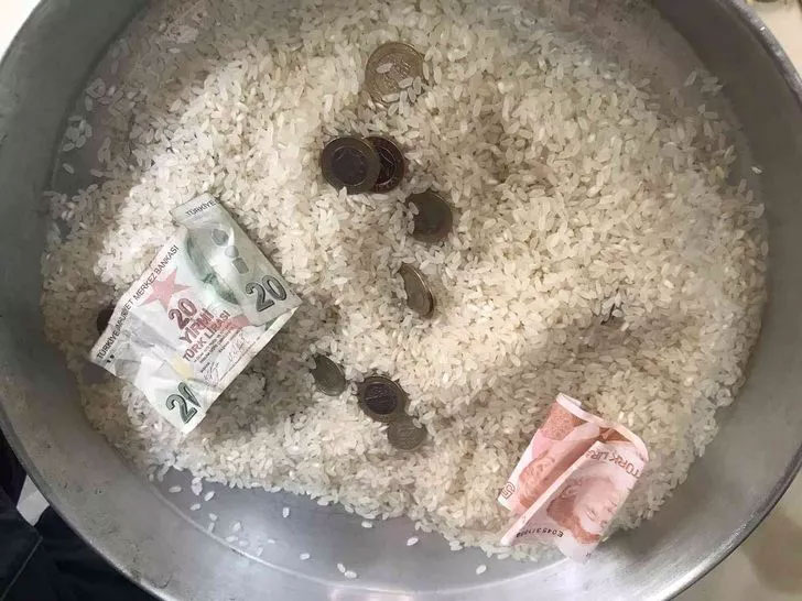 Şaşkına çeviren görüntü! Pirincin içinden taş ayıklar gibi para ayıkladılar