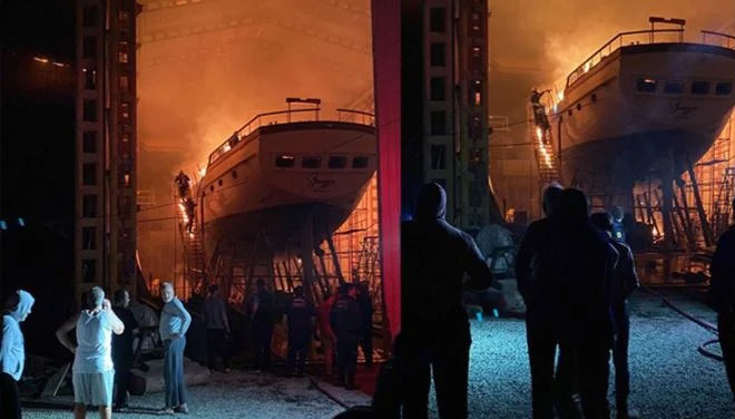 Milyon dolarlık tekne alevlere teslim oldu