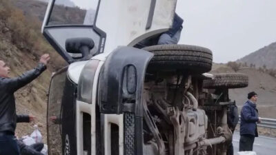 Hakkari’de minibüs yan yattı: 5 yaralı