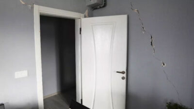 Depremde ayağı takılıp düşen kişi hayatını kaybetti