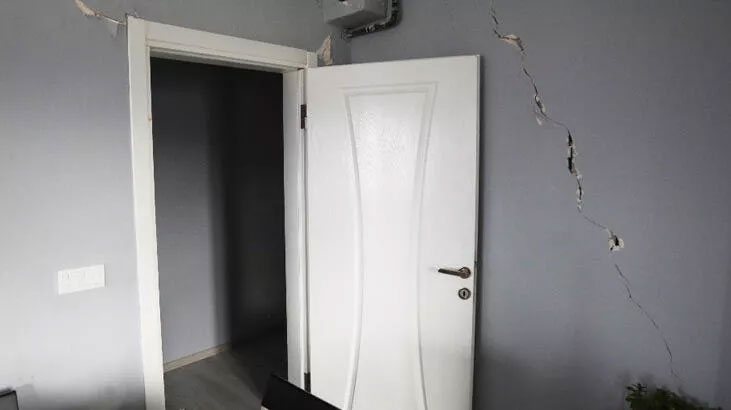 Depremde ayağı takılıp düşen kişi hayatını kaybetti