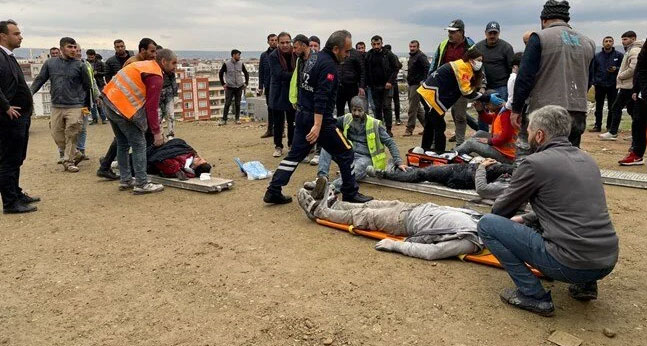 Batman’da cami inşaatının iskelesi çöktü: 2’si ağır 14 yaralı