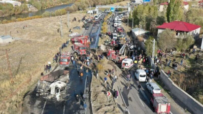 Ağrı’da yolcu otobüsü ile yakıt yüklü bir tanker kafa kafaya çarpıştı, ölü ve yaralılar var