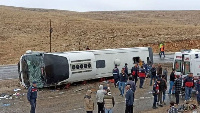 Sivas’ta göçmen otobüsü devrildi: 2 ölü 20 yaralı
