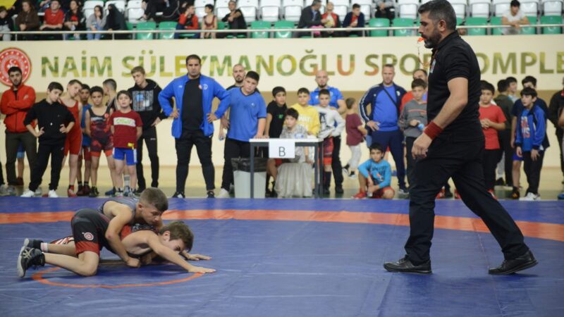 Güreş minderinde Yıldırım fırtınası Minikler Serbest Güreş Cumhuriyet Kupası müsabakalarında 143 puan toplayan Yıldırım