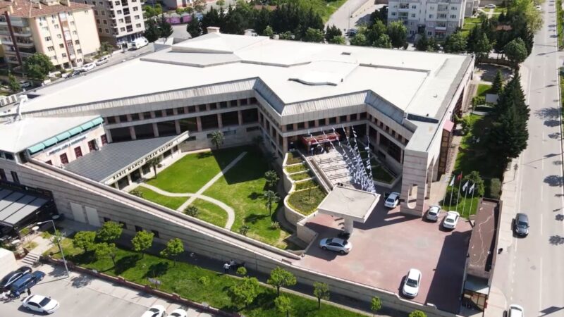 Mimar Sinan Uyumayan Kütüphanesi'nin bünyesinde 10 bini aşkın kitap, bilgisayar