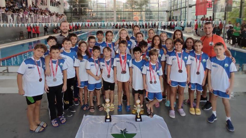 Osmangazi Belediyespor Yüzme Takımı sporcuları, Bursa’da düzenlenen Cumhuriyet Kupası Yarışları’nda