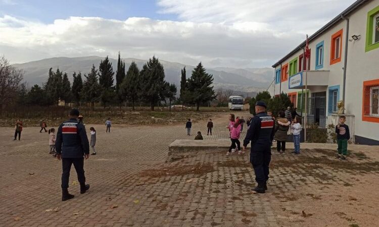 Bursa'da gerçekleştirilen "huzur ve güven uygulaması" kapsamında çeşitli suçlardan aranan